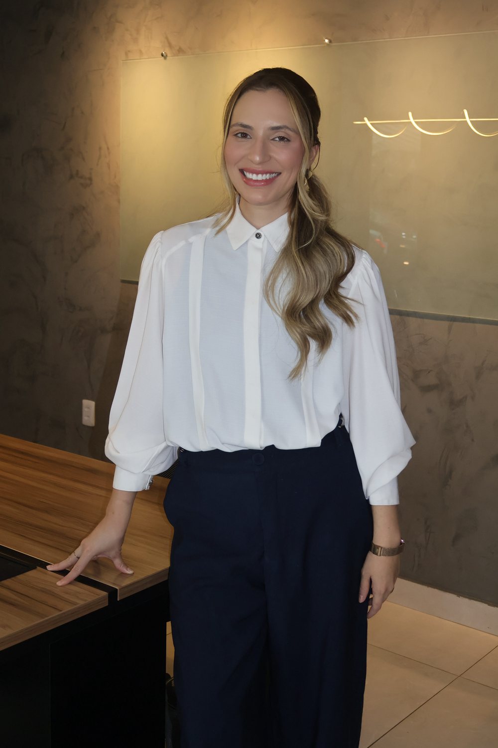 Dra. Thaynara Caetano na sala de reuniões do escritório